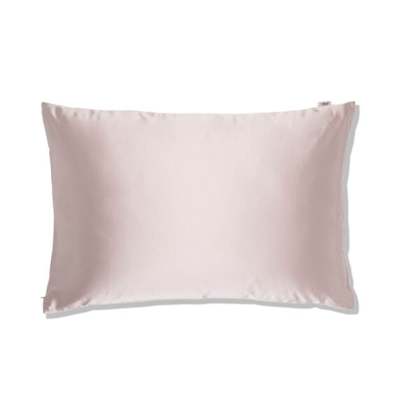 Hedvábný povlak na polštář POWDER PINK 19 Hodvábna obliečka na vankúš v ružovej farbe na bielom pozadí