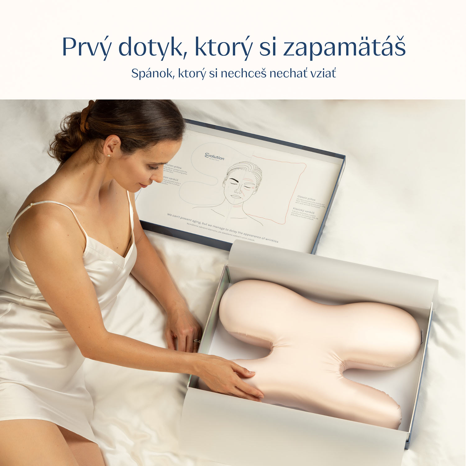 Žena otvára balenie vankúša.