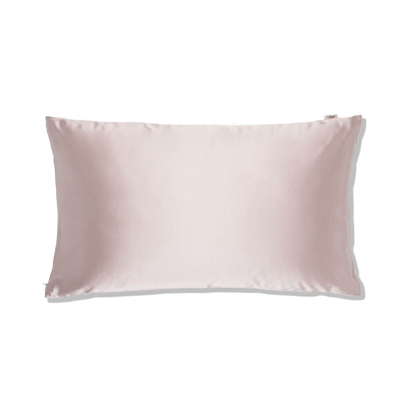 Hedvábný povlak na polštář POWDER PINK 18 Hodvábna obliečka na vankúš v ružovej farbe na bielom pozadí