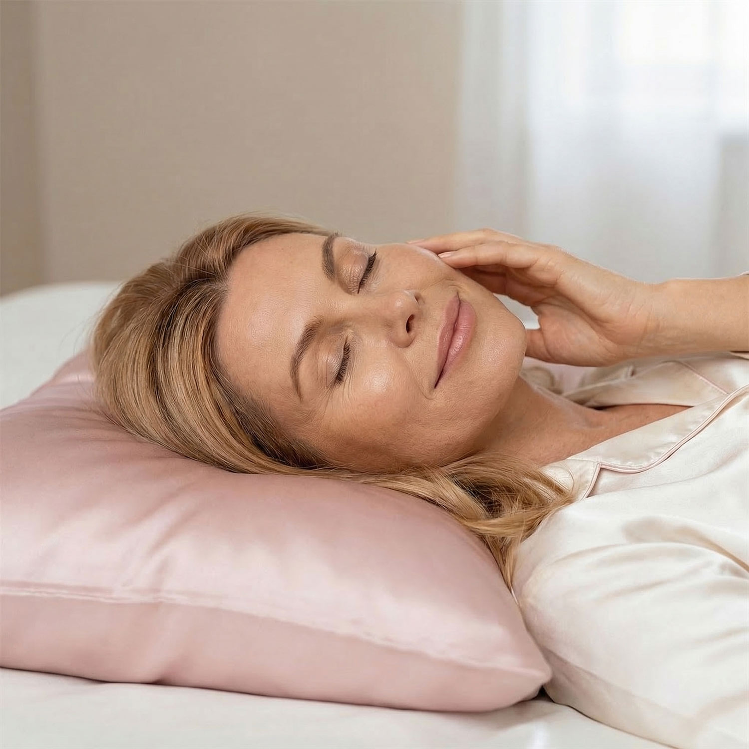 Žena leží na hodvábnom vankúši.