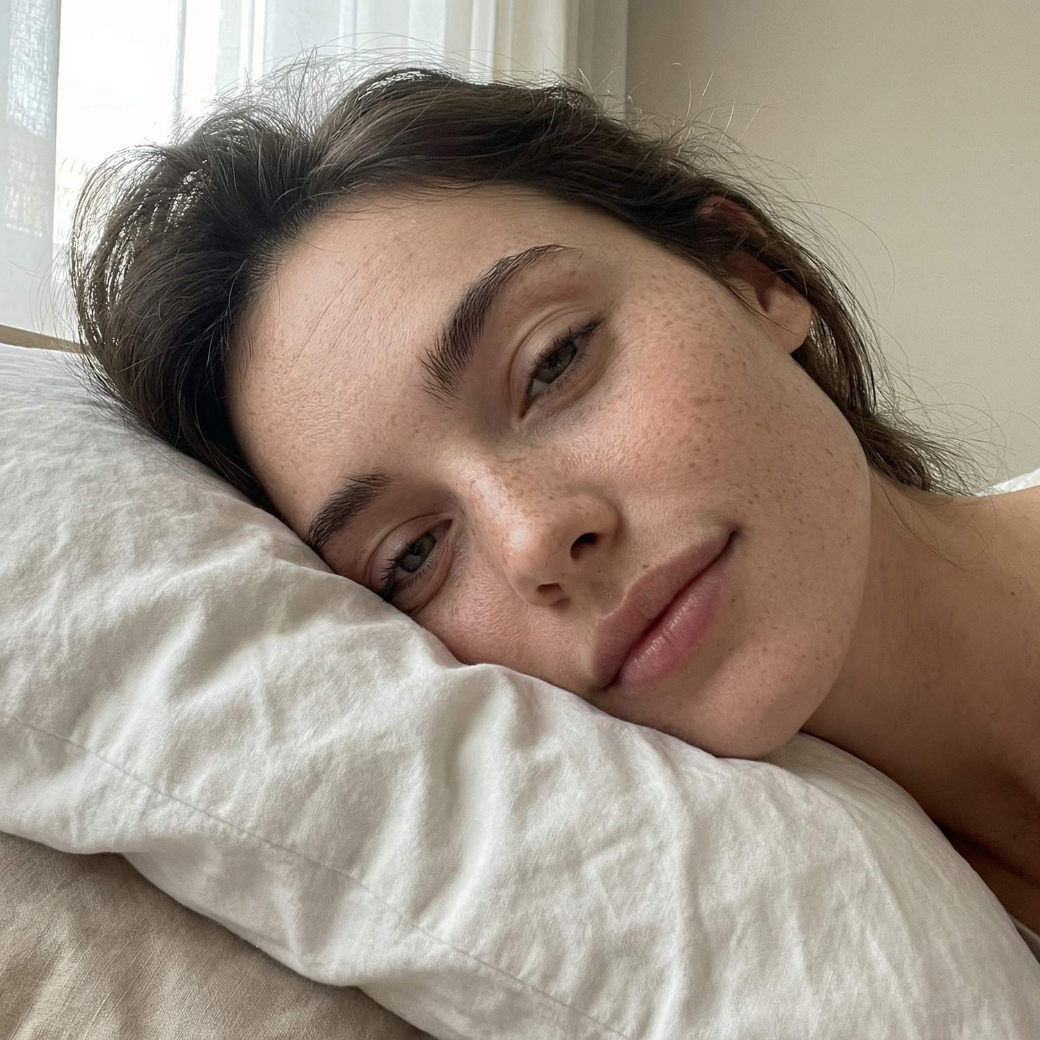 Osoba leží na vankúši.